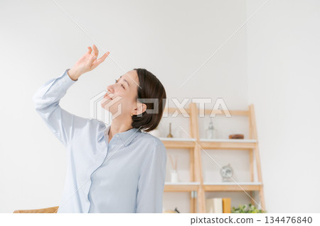 一個女人坐在椅子上放鬆 134476840