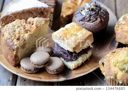相思木盤上擺放著各種烘焙食品 134476885
