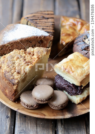 相思木盤上擺放著各種烘焙食品 134476886