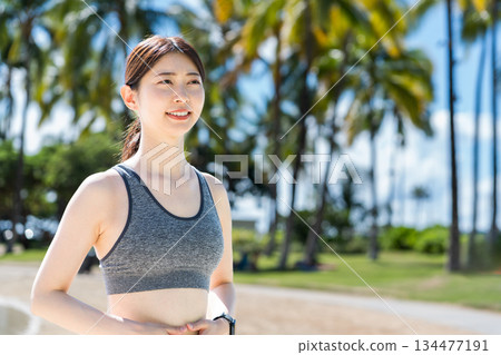 年輕女子正在做柔軟度練習 134477191
