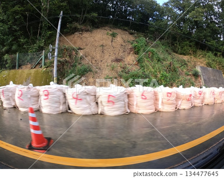 山崩後的沙袋 134477645