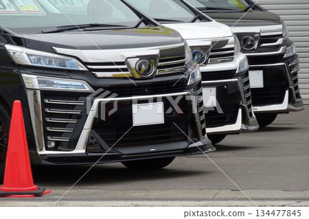 二手車圖:豐田小型貨車在經銷商處排成一排 二手車圖:豐田小型貨車在經銷商處排成一排 134477845
