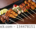 烤雞肉串拼盤 134478151