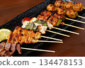 烤雞肉串拼盤 134478153