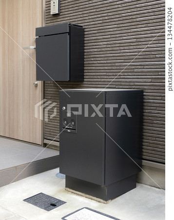 房屋入口處的包裹箱和郵箱 房屋入口處的包裹箱和郵箱 134478204