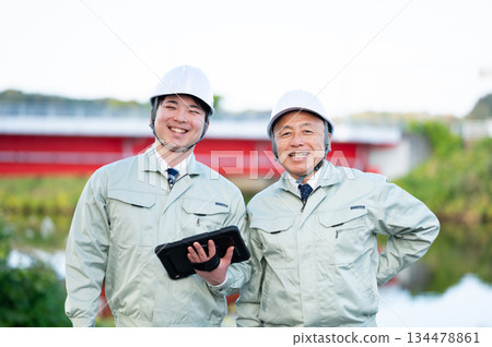 建築業的老年人和年輕人 建築業的老年人和年輕人 134478861