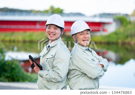 建築業的老年人和年輕人 建築業的老年人和年輕人 134478863