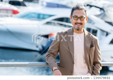 一位老人外出旅行。照片由伊藤海洋城路邊站提供。 134479692