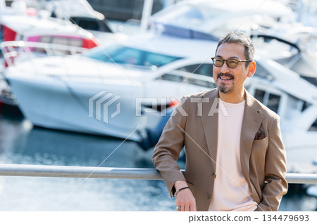 一位老人站在港口。照片由伊藤海上小鎮路邊站提供。 134479693