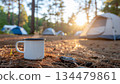 清晨，在露營地沐浴著陽光，用這個杯子享用咖啡。戶外清晨時光 134479861