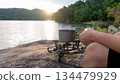 在湖邊露營地，一邊享受戶外活動，一邊用爐子燒水。 134479929