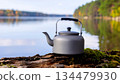 湖邊的露營水壺和寧靜的自然景觀 134479930