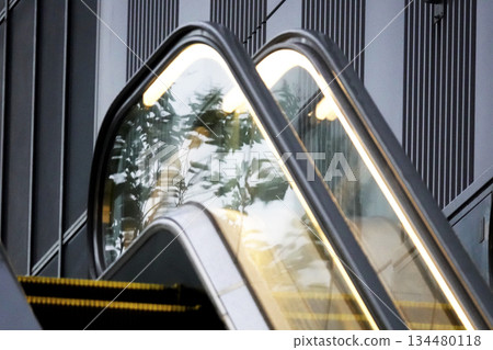 商業建築之間安裝的室外自動扶梯 134480118