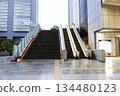 商業建築之間安裝的室外自動扶梯 134480123