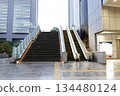 商業建築之間安裝的室外自動扶梯 134480124