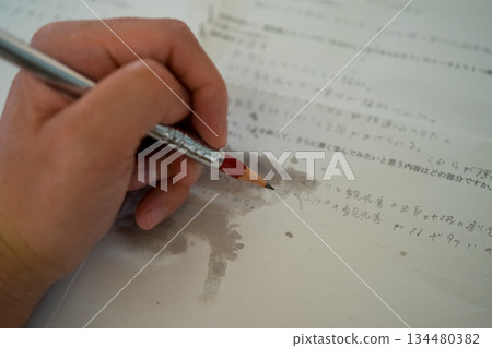 試卷被手汗浸濕了 134480382