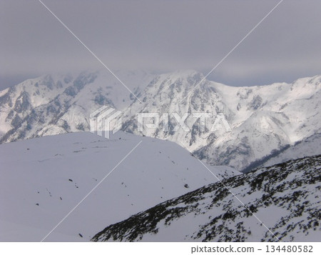 從山脊上可以看到白雪皚皚的群山。 134480582