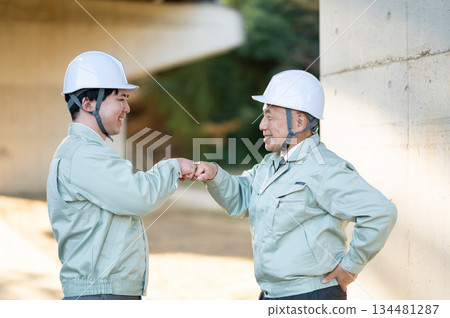 The bond between seniors and young people in the construction industry The bond between seniors and young people in the construction industry 134481287
