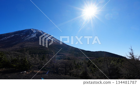 富士山 從內園眺望富士山頂峰 富士山 從內園眺望富士山頂峰 134481787