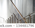 城市景觀：通往地下的樓梯，扶手施工 134481796