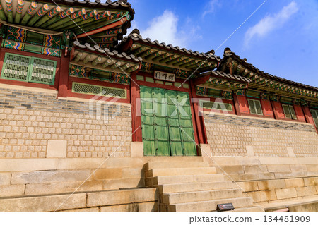 Autumn scenery at the Korean palace Autumn scenery at the Korean palace 134481909