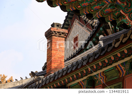Autumn scenery at the Korean palace 134481911