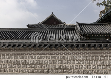 Autumn scenery at the Korean palace 134481912