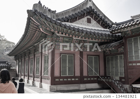 Autumn scenery at the Korean palace 134481921