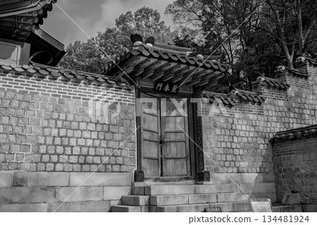 Autumn scenery at the Korean palace Autumn scenery at the Korean palace 134481924