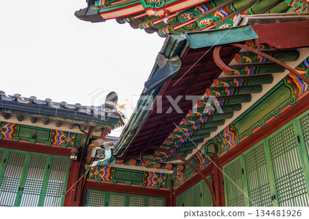 Autumn scenery at the Korean palace 134481926