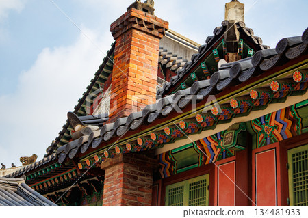 Autumn scenery at the Korean palace 134481933