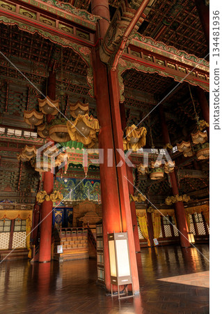 Autumn scenery at the Korean palace 134481936