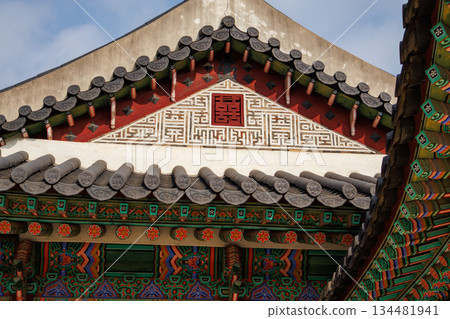 Autumn scenery at the Korean palace 134481941