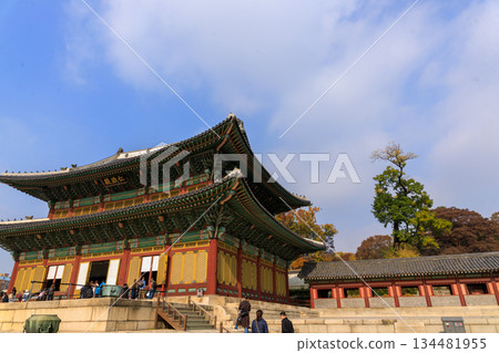 Autumn scenery at the Korean palace 134481955