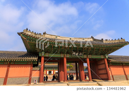 Autumn scenery at the Korean palace Autumn scenery at the Korean palace 134481962
