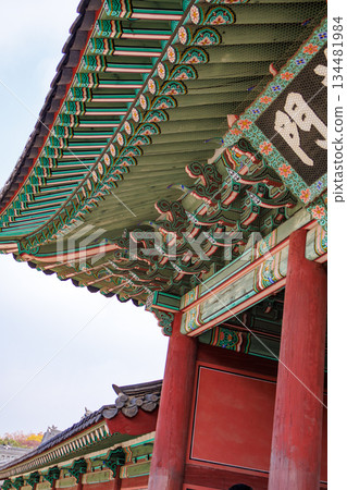 Autumn scenery at the Korean palace 134481984