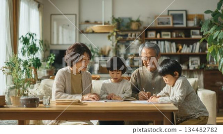 與多代同堂的家庭共度的溫馨日常時光 134482782