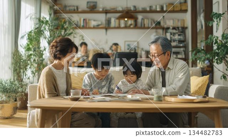 與多代同堂的家庭共度的溫馨日常時光 134482783