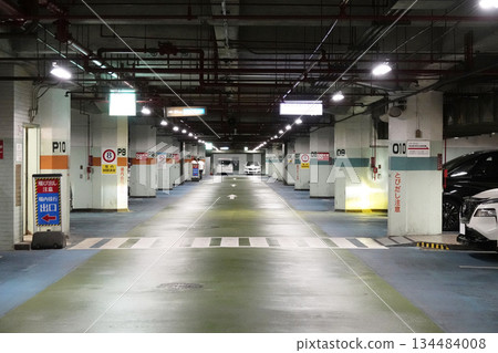 Urban landscape: Inside a parking lot installed underground at a public facility 134484008