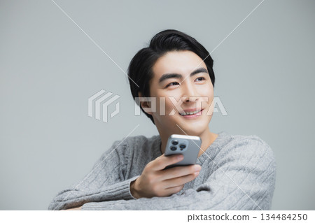 身穿針織衫的年輕男子 身穿針織衫的年輕男子 134484250
