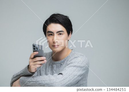 身穿針織衫的年輕男子 身穿針織衫的年輕男子 134484251