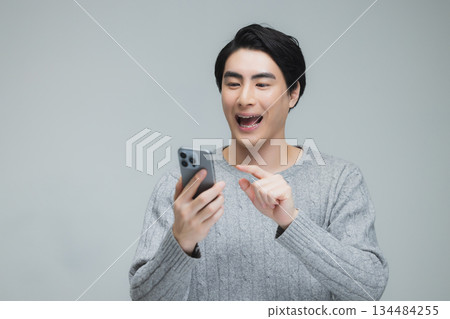 身穿針織衫的年輕男子 134484255