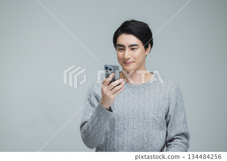 身穿針織衫的年輕男子 身穿針織衫的年輕男子 134484256