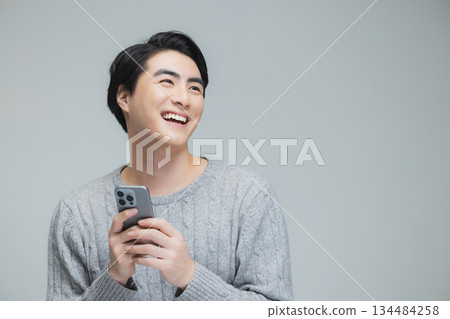 身穿針織衫的年輕男子 身穿針織衫的年輕男子 134484258