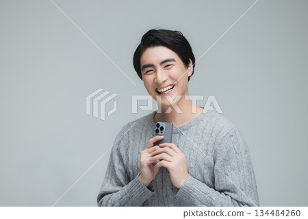 身穿針織衫的年輕男子 134484260