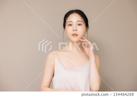 年輕女性的美麗形象 年輕女性的美麗形象 134484289