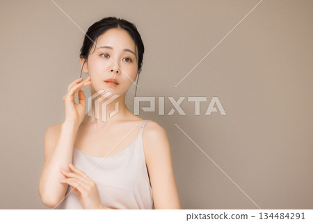 年輕女性的美麗形象 134484291