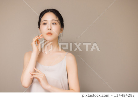年輕女性的美麗形象 134484292