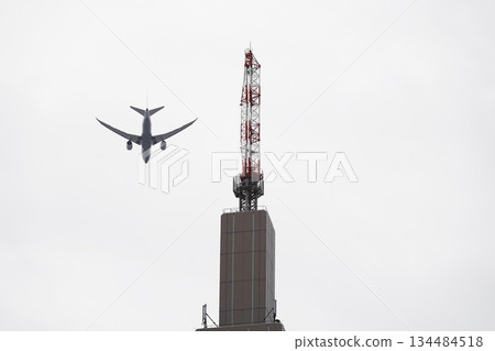Antennas installed on top of a building and passenger aircraft Antennas installed on top of a building and passenger aircraft 134484518