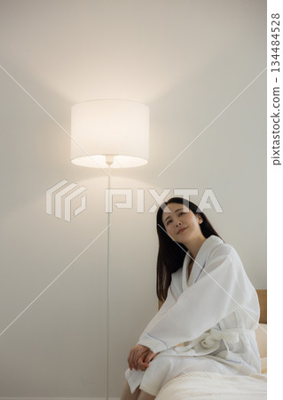 放鬆在床的婦女 放鬆在床的婦女 134484528